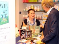 Vortrag: 'Dit is wat we delen - Literatur aus Flandern und den Niederlanden zwischen 1993 und 2016' von Prof. Dr. Jan Konst: Monika Schröder (Buchhandlung MankelMuth und Dr. Jan Konst unterhalten sich am Büchertisch; Foto: Jens Gesper