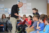 Schullesung: 'Der Riese, der mit dem Regen kam' von Stefan Boonen; Stefan Boonen zeigt den Grundschülern der Burgfeldschule in Bad Berleburg Illustrationen aus seinem Kinderbuch; Foto: Björn Weyand