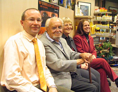 Prof. Dr. Max-Joseph Halhuber (2. v. l.) wurde 95 Jahre alt. Das SZ-Archivfoto vom Literaturpflaster 2004 zeigt Karsten Wolter zusammen mit dem am Donnerstag verstorbenen Schirmherrn sowie Waltraud Bork und Rikarde Riedesel. (SZ-Foto: Archiv)