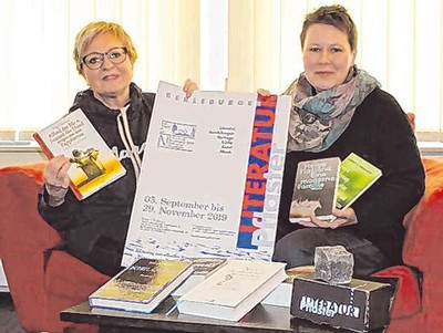 Monika Schröder von der Buchhandlung Mankel-Muth (r.) übergab die gespendeten Bücher an Büchereileiterin Gabriele Klotz. (Foto: Stadt Bad Berleburg)