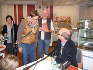 Lesung Mama, es geht mir gut von Luiz Ruffato, Cafeteria HELIOS Rehazentrum Bad Berleburg Odebornklinik 15.10.2013, Luiz Ruffato signiert Hildegard Kaiser (Odeborn Klinik), Anja Helmbrecht, Gerd Gerhard (Portweinshop), Foto: Rikarde Riedesel (privat)