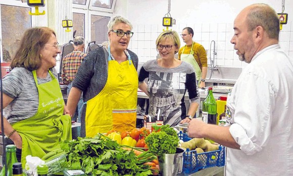 Bevor die Teilnehmer des Kochkurses mit den ersten Vorbereitungen des französischen Menüs beginnen konnten, gab Koch Hans-Christian Radenbach (r.) hilfreiche Tipps zur Zubereitung und Verarbeitung der Lebensmittel. (SZ-Foto: Janina Althaus)