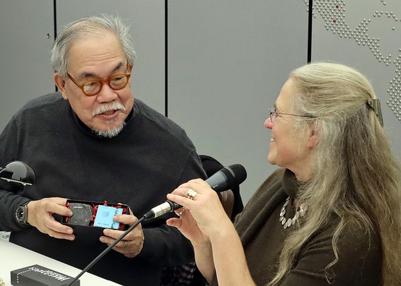 Der Literaturpflasterstein aus den Händen von Hauptorganisatorin Rikarde Riedesel als Dankeschön am Ende einer Veranstaltung erfreut Jose Dalisay. (Foto: Jens Gesper)