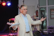 Jazz-Konzert 'Glass to Sand' mit der Jazz Formation Kapok: Auftaktveranstaltung des Literaturpflasters - Schirmherrn Prof. Dr. Ralf Schnell richtet Grußworte an das Publikum; Foto: Rikarde Riedesel