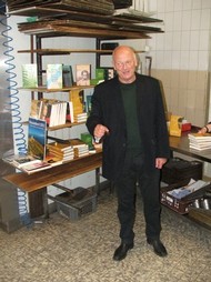 Lesung Die Frau im blauen Mantel von Lloyd Jones, Backstube Café Wahl 24.09.2012, Lloyd Jones vor umfunktioniertem Büchertisch, Foto: Gerd Gerhard (privat)