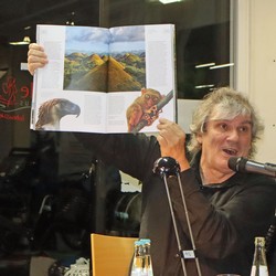 Mit echter, großer Begeisterung machte jetzt Joscha Remus auf dem Berleburger Literaturpflaster Werbung für die Philippinen.