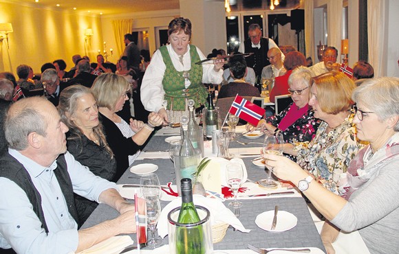 Brigitte Benkendorf-Rossöy lässt es sich nicht nehmen, die Gäste persönlich mit braunem Käse, einer Spezialität ihres Heimatlandes Norwegen, zu verwöhnen. Dieser findet sich gleich in der Elchsauce wieder. (WP-Foto: Ute Schlapbach)