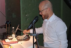 Mit einem Hammer in der Hand eröffnete Geschäftsführer Andreas Kurth die Literaturpflaster-Veranstaltung im Bildungszentrum Wittgenstein. Nach der gelungenen Premiere 2024 war die Einrichtung an der Berleburger Limburgstraße erneut ein spannender Gastgeber.