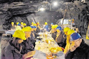 Schaumwein unter Tage: Das Literaturpflaster lädt zur Weinprobe in die Grube des Schieferschaubergwerks Raumland. Dort warten auf die Gäste kulinarische Genüsse aus Frankreich, präsentiert und serviert vom Weinhaus 'La Cave' in Bad Laasphe. (Foto: Christoph Haupt)