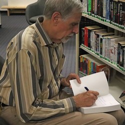 Gern unterschrieb Jörg Schwieger als einer der Herausgeber das Handbuch Philippinen, das es natürlich auch am Literaturpflaster-Büchertisch von MenkelMuths zu kaufen gab.