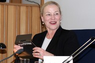 Lesung: 'Das Haus der verlorenen Seelen' von Britta Bolt; Britta Böhler freut sich über Literaturpflasterstein; Foto: Jens Gesper