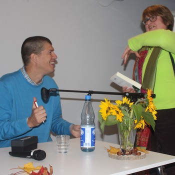 Nach der Lesung im Abenteuerdorf gab es für die Zuhörenden noch die Möglichkeit, mit Goran Vojnović ins Gespräch zu kommen und sich den Roman von ihm signieren zu lassen. (Foto: Jens Gesper)