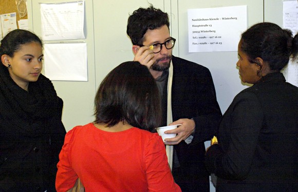 João Paulo Cuenca (M.) im Gespräch mit brasilianischen Landsleuten im Anschluss an die Lesung beim Berleburger Literaturpflaster. Cuenca stellte sein Buch "Mastroianni. Ein Tag" vor. (SZ-Foto: Guido Schneider)