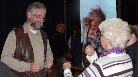 Eine runde und flüssige Präsentation eines wunderschönen Landes in Europa, so stellte Klaus-Peter Kappest sein geliebtes Finnland dar und wurde mit einem Literaturpflasterstein von Bettina Born belohnt. (WP-Foto: Christiane Sandkuhl)