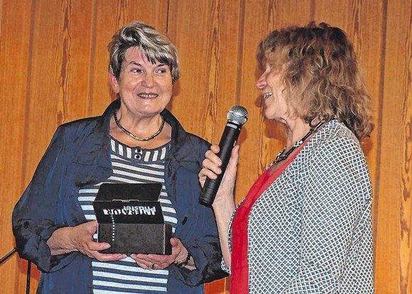 Katja Heinzelmann (l.) trug im Rahmen des Bad Berleburger Literaturpflasters niederländische Märchen vor. (SZ-Foto: Guido Schneider)