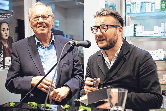 Der Bad Berleburger Kulturmacher Otto Marburger (l.) überreichte den ersten Pflasterstein des diesjährigen Literaturpflasters an Zaal Andronikashvili. (SZ-Foto: Guido Schneider)