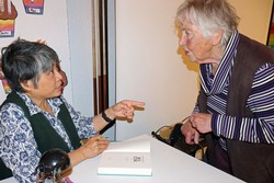 Nach der Lesung gab es für die Zuhörenden die Möglichkeit, sich die Bücher von Candy Gourlay signieren zu lassen und mit der philippinisch-britischen Autorin ins Gespräch zu kommen.