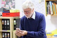 Kindergarten-Lesung: 'Ein Krokodil unterm Bett' von Ingrid und Dieter Schubert; Dieter Schubert zeigt, wie man mit zwei Stiften gleichzeitig zeichnet; Foto: Jens Gesper