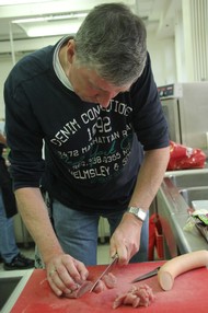 Kochkurs Finnland (VHS) von Hans-Christian Radenbach (Küchenmeister und Fachlehrer am Berufskolleg), Kursteilnehmer, Foto: Björn Weyand (SZ)