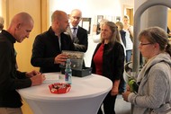Ausstellung: 'Reading Images - Wenn aus Worten Bilder werden' von Tom Schoonooghe; Stefan Boonen, Tom Schoonooghe, Kai Wunderlich (Vorstand der Volksbank Wittgenstein), Rikarde Riedesel (Organisation Literaturpflaster) und Petra Abraham; Foto: Jens Gesper