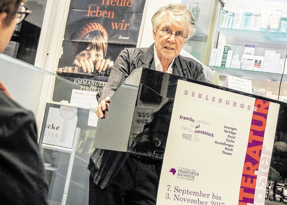 23 Romane, 23 Autoren: Prof. Dr. Ralf Schnell unternimmt bei der Auftaktveranstaltung des Berleburger Literaturpflasters eine mentale 'Tour de France' durch die Gegenwartsliteratur. (WP-Foto: Britta Prasse)