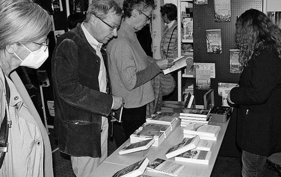 Wie populär das Thema 'Pilgern' ist, machte auch der Büchertisch der Berleburger Buchhandlung MankelMuth bei der Veranstaltung deutlich. (Foto: Jens Gesper)