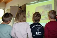 Kindergarten-Lesung: 'Der Hühnerdieb' von Béatrice Rodriguez: Die kleinen Senfkörner hören aufmerksam zu, Foto: Jens Gesper