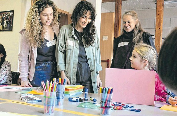 Die beiden Georgierinnen Ana Chubinidze und Elene Chichashvili sowie Literaturpflaster-Organisatorin Rikarde Riedesel (v. l.) schauten den jungen Künstlern beim Workshop im Jugendforum am Marktplatz über die Schulter und gaben Tipps. (SZ-Foto: Timo Karl)