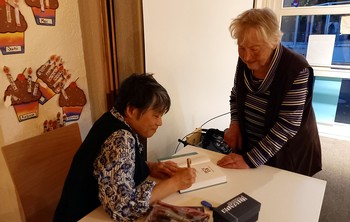 Ortrud Riedesel freut sich über eine Signatur von Candy Gourlay für Tochter Friederike. (Foto: Stefanie Alteheld)