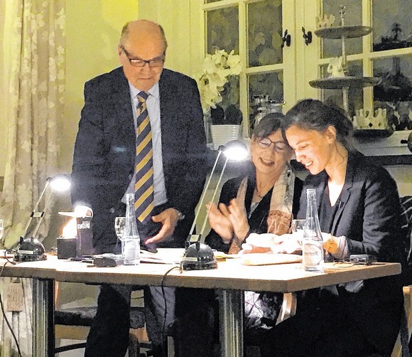 In der Schlossschänke liest Kaouther Adimi (rechts) aus ihrem neu erschienenen Buch 'Steine in meiner Hand'. Übersetzerin Regina Keil Sagawe (Mitte) und Otto Marburger moderieren den Abend. (WP-Foto: Art.ur)