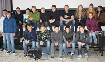 Der Leistungskurs Erdkunde der Jahrgangsstufe 11 des Johannes-Althusius-Gymnasiums machte noch ein Foto mit Heiko Beyer. (SZ-Foto: Julia Göttert)