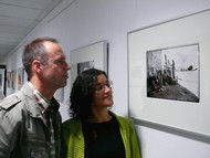 Fotoausstellung Canudos - ein Krieg am Ende der Welt, HELIOS-Rehazentrum Baumrainklinik 10.09.2013, Besucher der Ausstellung, Foto: Guido Schneider (SZ)