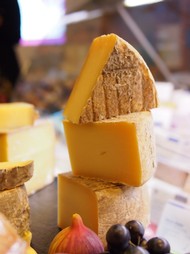 Käseverkostung: 'Frankreich' im Bioladen 'naturale': Käse wohin das Auge reicht, Foto: Rikarde Riedesel
