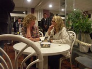 Lesung: Der gute Liebhaber von Steinunn Sigurðardóttir, Cafeteria HELIOS Rehazentrum Bad Berleburg Odebornklinik 28.09.2011, Steinunn Sigurðardóttir signiert mit Marlen Jourdan (VHS), Foto: Volker Gastreich (SZ)