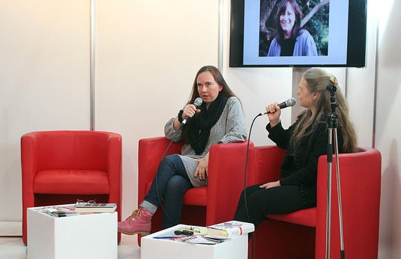 In einem halbstündigen Gespräch stellte die Organisatorin Rikarde Riedesel das seit über 23 Jahren stattfindende Literaturfestival, dem ältesten in Südwestfalen, dem Messepublikum vor. Begleitet wurde sie von der isländischen Schriftstellerin Yrsa Sigurðardóttir. (Foto: Stadt)