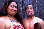 Maori-Paar beim Haka-Tanz (Foto: Dirk Bleyer)