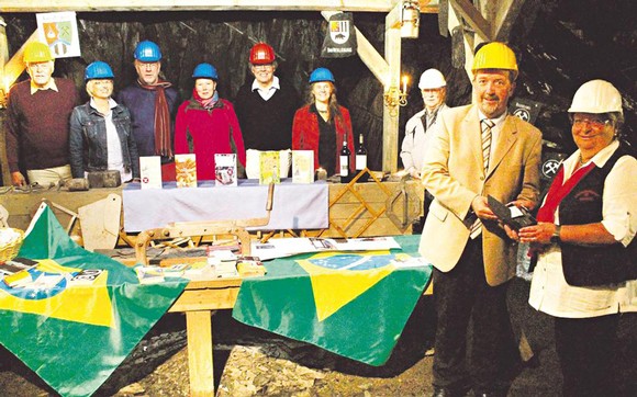 Ein Pflasterstein des Literaturpflasters konnte jetzt Jutta Plaschke (r.) von Bürgermeister Bernd Fuhrmann entgegennehmen. Im Stollen findet erstmals eine Veranstaltung des Literaturpflasters statt. (Foto: privat)