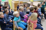 Kindergarten-Lesung: 'Ein Krokodil unterm Bett' von Ingrid und Dieter Schubert; Große Augen im Zwergenland Girkhausen; Foto: Jens Gesper
