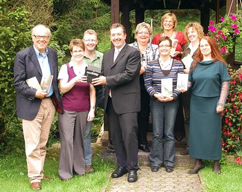 Die 'Macher' des Literaturpflasters (v.l.): Otto Marburger (Kulturgemeinde), Monika und Peter Grobbel (Landhaus Wittgenstein), Bürgermeister Bernd Fuhrmann, Jutta Plaschke (Sparkasse), Monika Klaffki (Mankel-Muth), Bettina Born (Touristikverein), Marlen Jourdan (VHS) und Rikarde Riedesel (Stadt). (WP-Foto: Daniel Duhr)