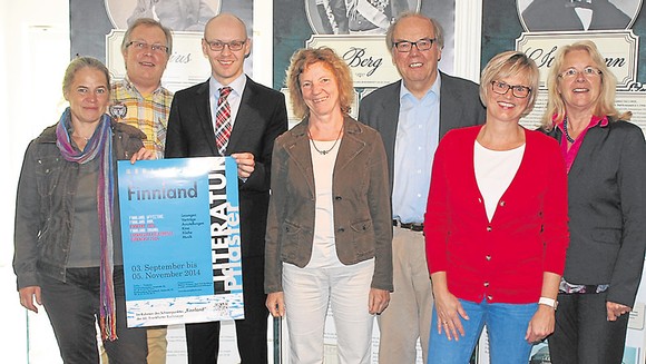 Ausstellungseröffnung am Montag in der Volksbank: Die Ausstellung 'Migranten in Helsinki' ist im Rahmen des Literaturpflasters bis zum 31. Oktober in Bad Berleburg zu Gast. (WIPO-Foto: Christian Völkel)