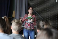Schullesung: 'Virus' von Mirjam Mous: Mirjam Mous in der Aula des Johannes-Althusius Gymnasiums; Foto: Björn Weyand (SZ)