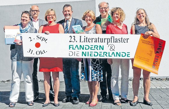 Planer und Veranstalter stellten gestern die 23. Auflage des Berleburger Literaturpflasters vor (v. l.): Monika Schröder (MankelMuth), Andreas Wolf (EJOT), Bettina Born (BLB-Tourismus), Bürgermeister Bernd Fuhrmann, Ortsvorsteherin Ursula Belz, Otto Marburger (Kulturgemeinde), Marlen Jourdan (Kreis-VHS Siegen-Wittgenstein) und Rikarde Riedesel (städtische Kulturabteilung). (SZ-Foto: Alexander W. Weiß)