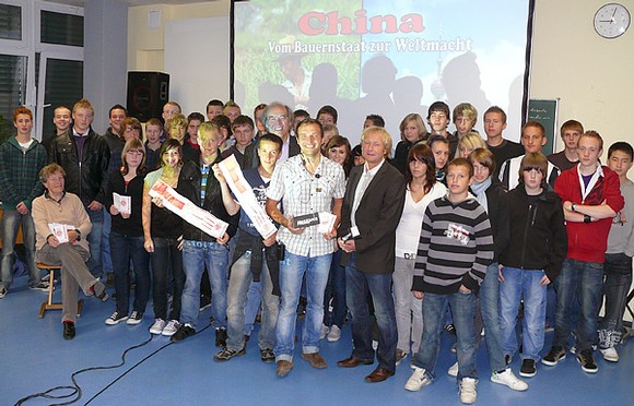 Die Berleburger Realschüler der Klassen 9 bekamen vom Salzburger Diplom-Pädagogen Wolfgang Stolzlechner (vorn, Mitte) multivisionäre Blicke auf China vermittelt. (WP-Foto: Christiane Weinhold)