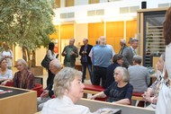 Ausstellung 'Phantasie und Geschichte - Illustratoren aus Flandern und den Niederlanden' von Charlotte Dematons, Ann de Bode und Peter Goes: Publikum in der Sparkasse Wittgenstein; Foto: Rikarde Riedesel