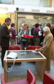 Andreas Dröse (l.) eröffnete die besondere Fotoausstellung. (SZ-Foto: Dr. Volker Gastreich)