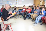 Schullesung: 'Der Riese, der mit dem Regen kam' von Stefan Boonen; Stefan Boonen liest in der Burgfeldschule in Bad Berleburg; Foto: Björn Weyand