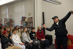 Paolo Herras schickte nach dem Graphic-Novel-Workshop ein Selfie über seine Social-Media-Kanäle auf die Philippinen und in die Welt.