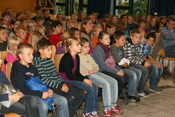 Gebannt hörten sich die Berleburger Viert- und Fünftklässler gestern die Stellen aus dem Kinderkrimi an. Anschließend löcherten sie Yrsa Sigurðardóttir mit Fragen. (SZ-Foto: Björn Weyand)