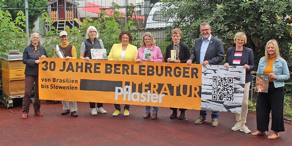 Für die Veranstalter stellten Rikarde Riedesel, Juliane Berger, Christiane Biechele, Heidi Haswell-Lückel, Tabea Bender, Christiane Seus, Bernd Fuhrmann, Bettina Born und Madeleine Höfer (von links) jetzt das Programm des Literaturpflasters 'Slowenien' vor. Und bei einer Veranstaltung wird man bestimmt auch erfahren, weshalb im Bild-Hintergrund Bienenstöcke stehen. (Foto: Jens Gesper)