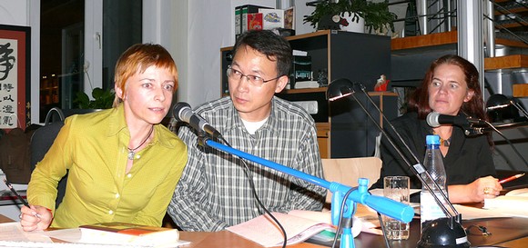 Kein leichtes Unterfangen und dennoch sprachlich ausgefeilte Kooperation und mühelose Übersetzung der 'Koloratur'-Lesung: Sinologin Peggy Kames (l.), Schriftsteller Li Er und Rikarde Riedesel (Stadt Bad Berleburg). (WP-Foto: Christiane Weinhold)